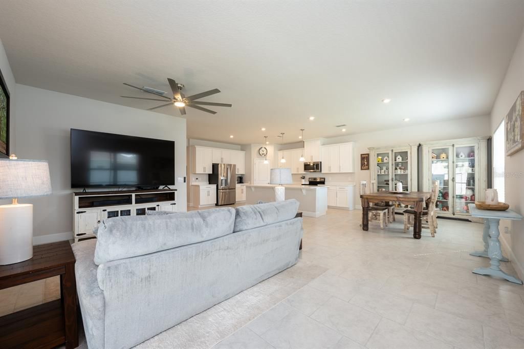 For Sale: $525,000 (5 beds, 2 baths, 2780 Square Feet)