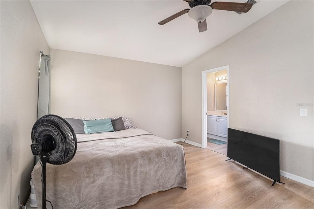 For Sale: $290,000 (3 beds, 2 baths, 1140 Square Feet)