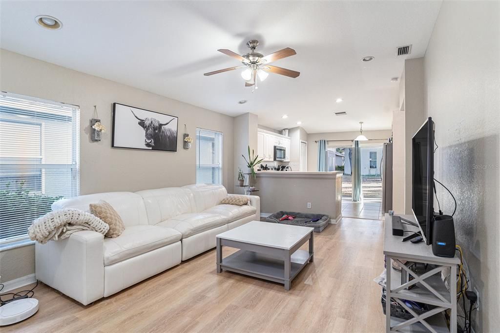 For Sale: $290,000 (3 beds, 2 baths, 1140 Square Feet)