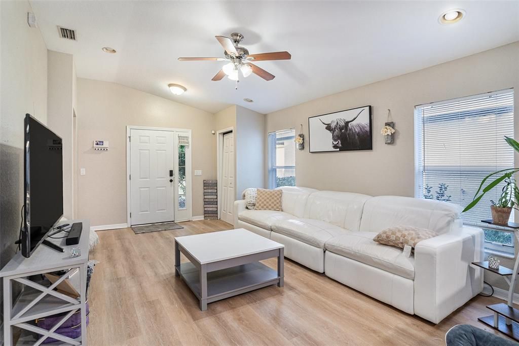 For Sale: $290,000 (3 beds, 2 baths, 1140 Square Feet)