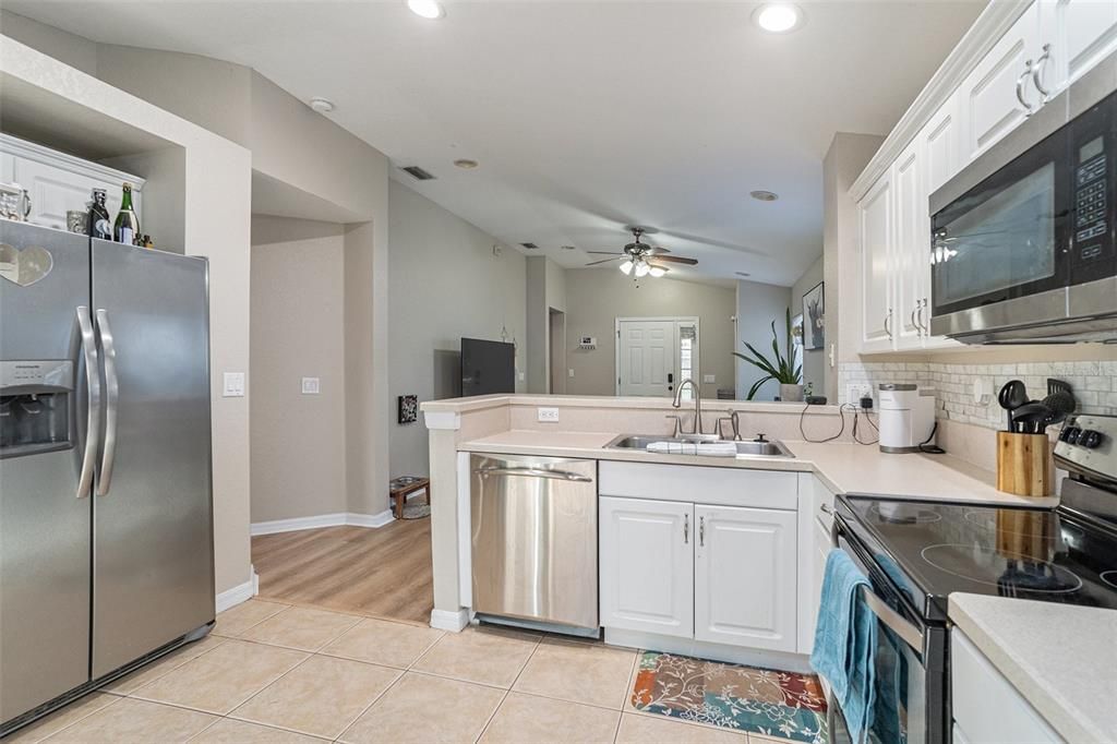 For Sale: $290,000 (3 beds, 2 baths, 1140 Square Feet)