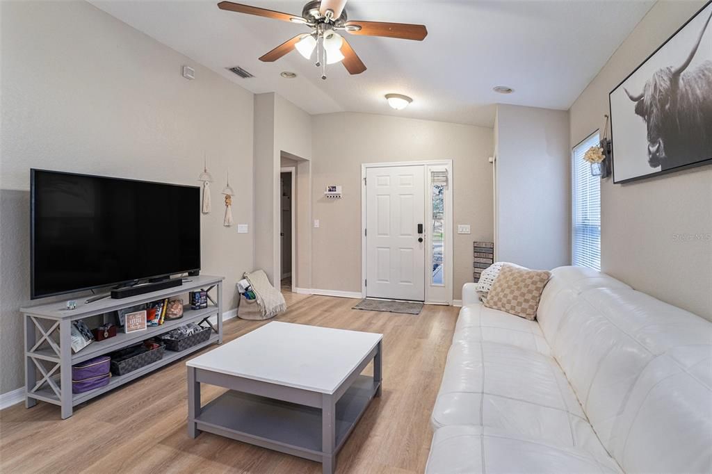 For Sale: $290,000 (3 beds, 2 baths, 1140 Square Feet)