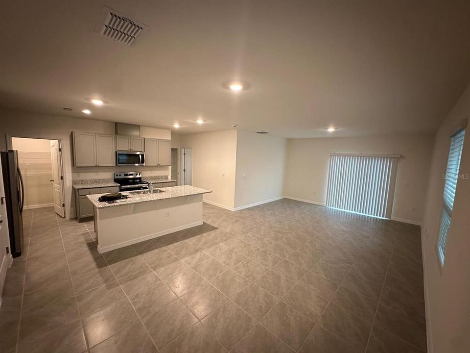 出租: $2,500 (5 贝兹, 3 浴室, 2447 平方英尺)