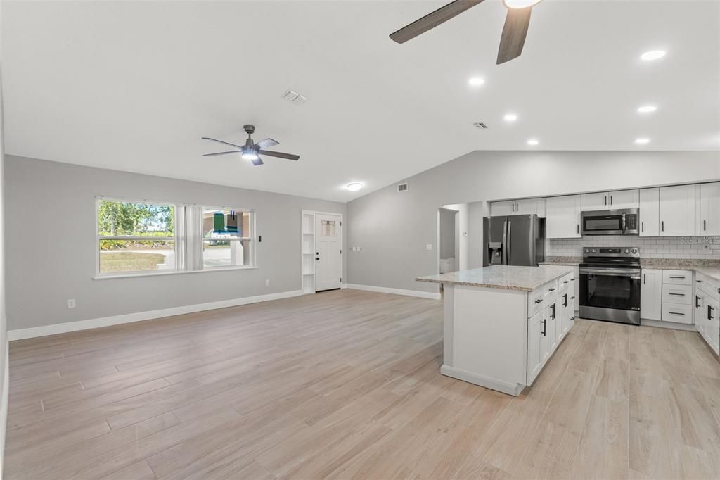 Под контрактом: $379,000 (3 спален, 2 ванн, 1528 Квадратных фут)