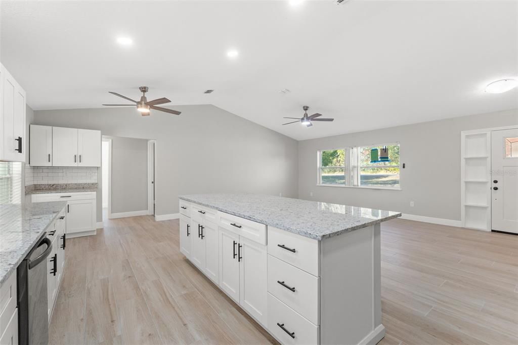 Под контрактом: $379,000 (3 спален, 2 ванн, 1528 Квадратных фут)