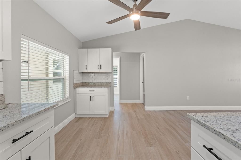 Под контрактом: $379,000 (3 спален, 2 ванн, 1528 Квадратных фут)