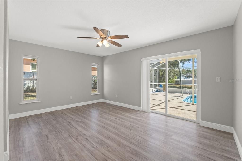 Под контрактом: $379,000 (3 спален, 2 ванн, 1528 Квадратных фут)