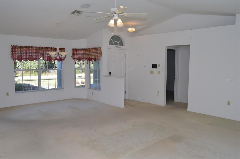 Active With Contract: $283,000 (3 beds, 2 baths, 1439 Square Feet)