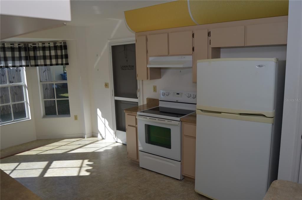 Active With Contract: $283,000 (3 beds, 2 baths, 1439 Square Feet)