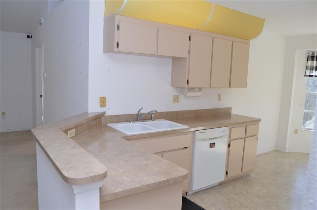 Active With Contract: $283,000 (3 beds, 2 baths, 1439 Square Feet)