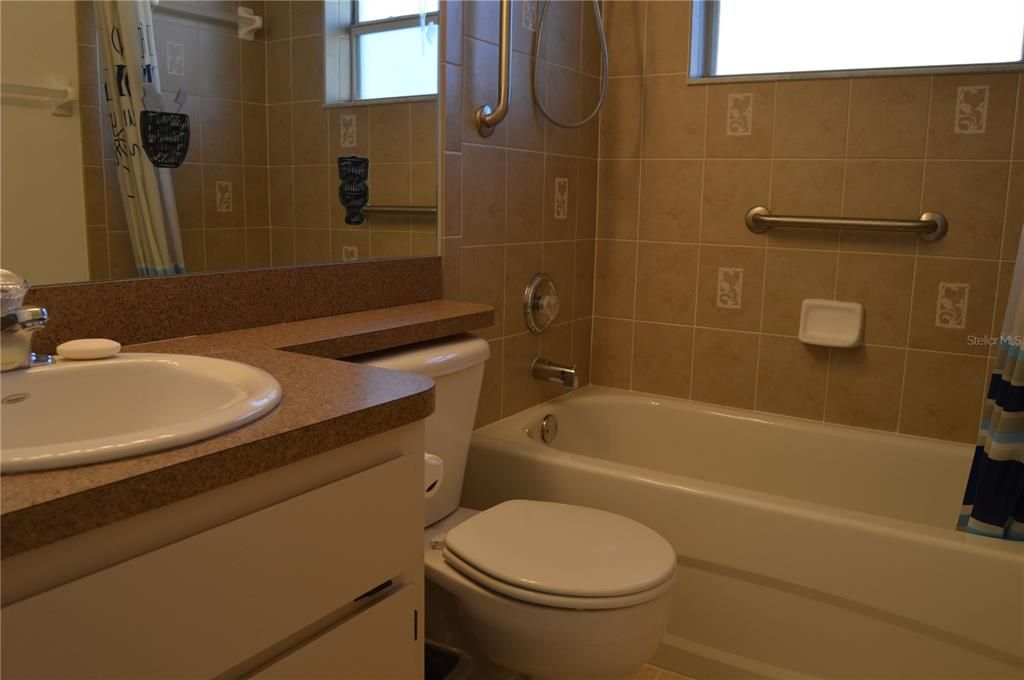 Active With Contract: $283,000 (3 beds, 2 baths, 1439 Square Feet)