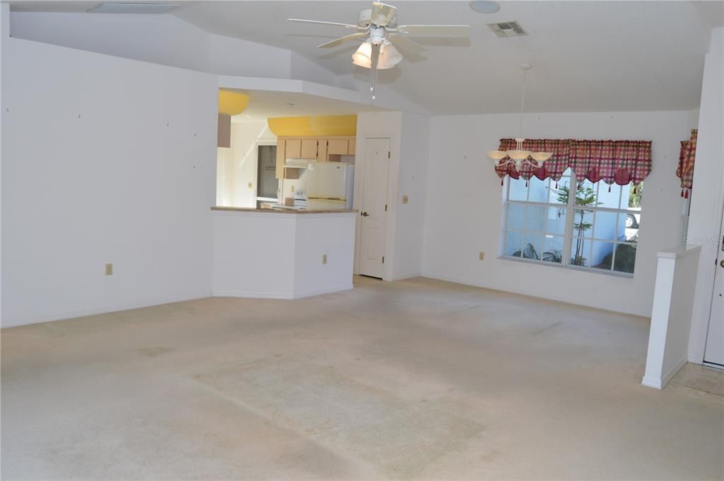 Active With Contract: $283,000 (3 beds, 2 baths, 1439 Square Feet)