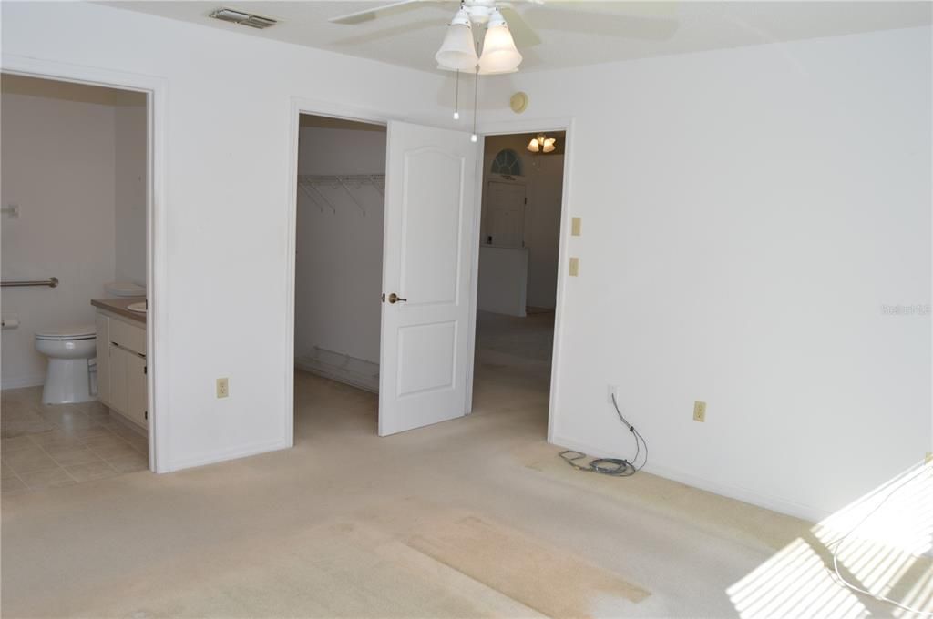 Active With Contract: $283,000 (3 beds, 2 baths, 1439 Square Feet)