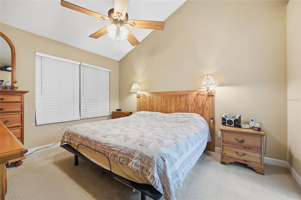 合同活跃: $389,000 (2 贝兹, 2 浴室, 1226 平方英尺)