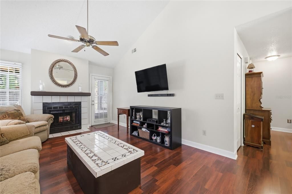 合同活跃: $389,000 (2 贝兹, 2 浴室, 1226 平方英尺)