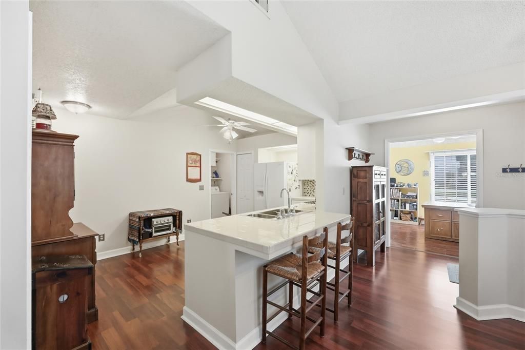 合同活跃: $389,000 (2 贝兹, 2 浴室, 1226 平方英尺)