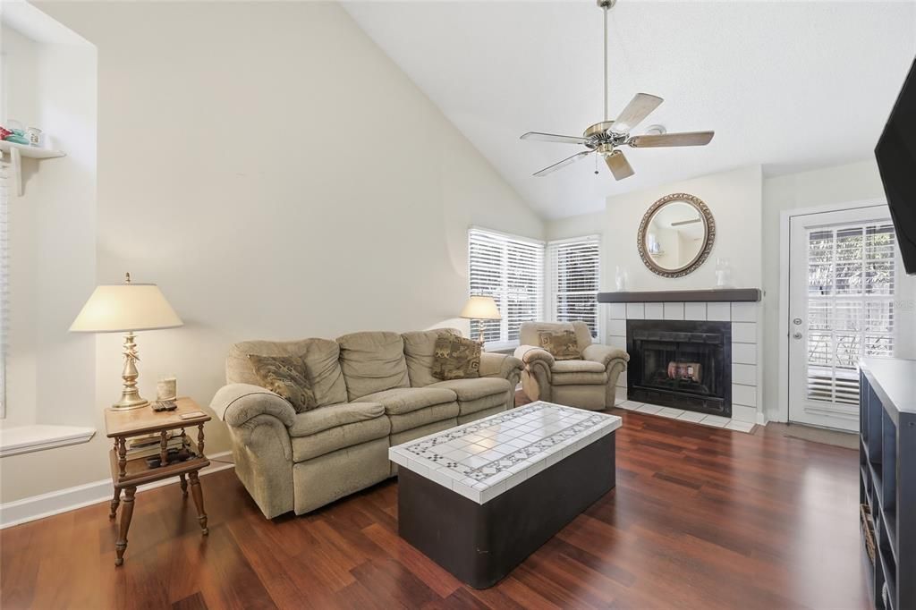 合同活跃: $389,000 (2 贝兹, 2 浴室, 1226 平方英尺)