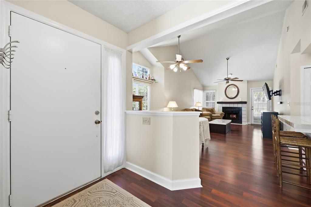 合同活跃: $389,000 (2 贝兹, 2 浴室, 1226 平方英尺)