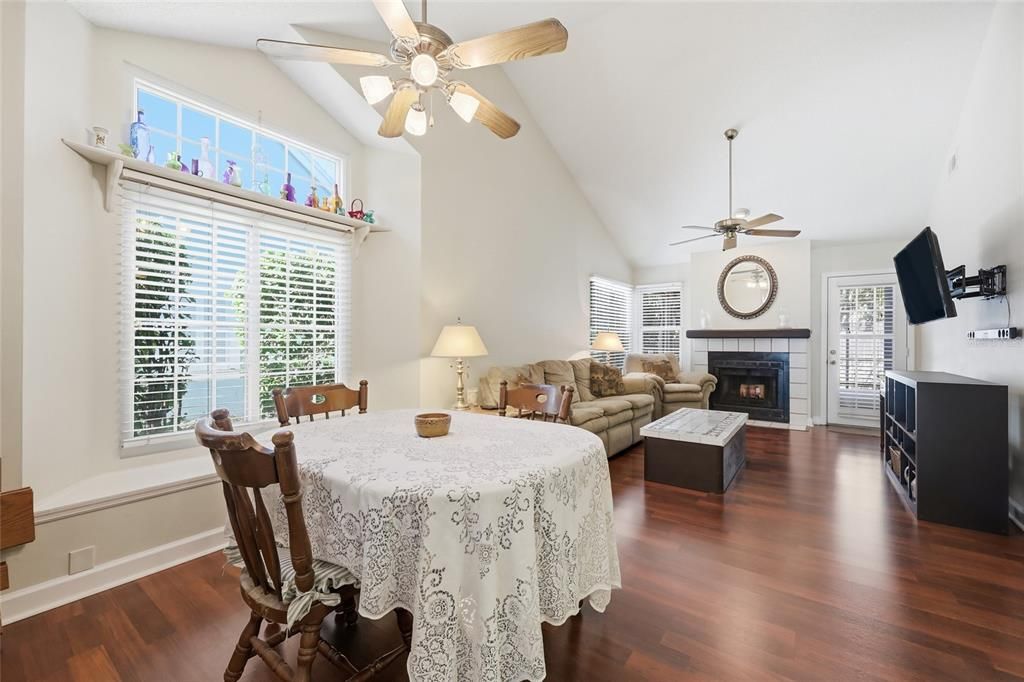 合同活跃: $389,000 (2 贝兹, 2 浴室, 1226 平方英尺)