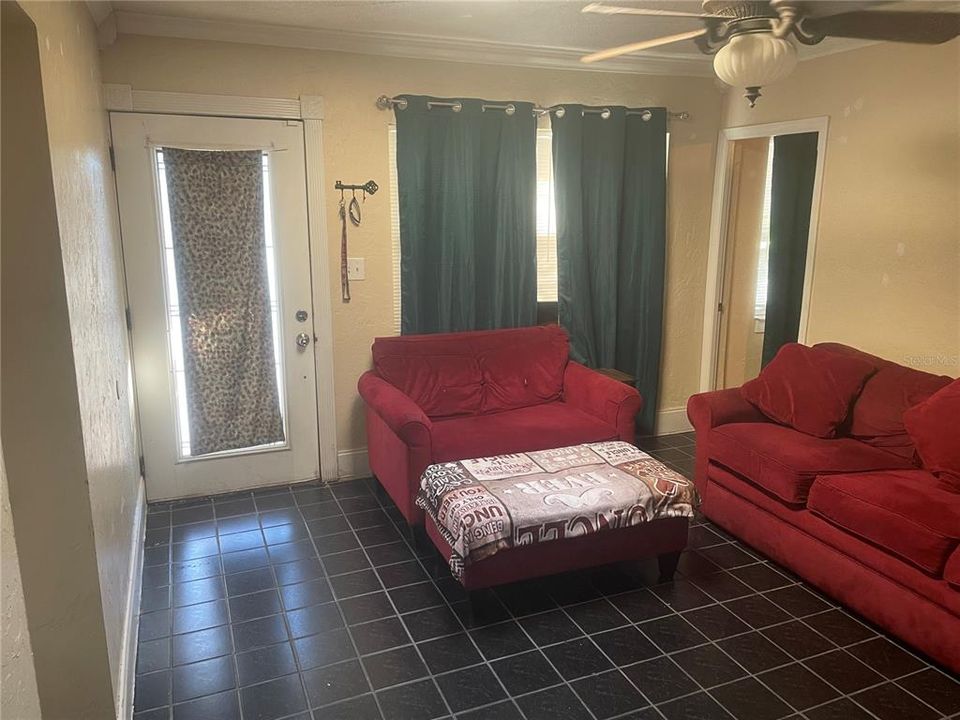 For Sale: $275,000 (3 beds, 1 baths, 898 Square Feet)