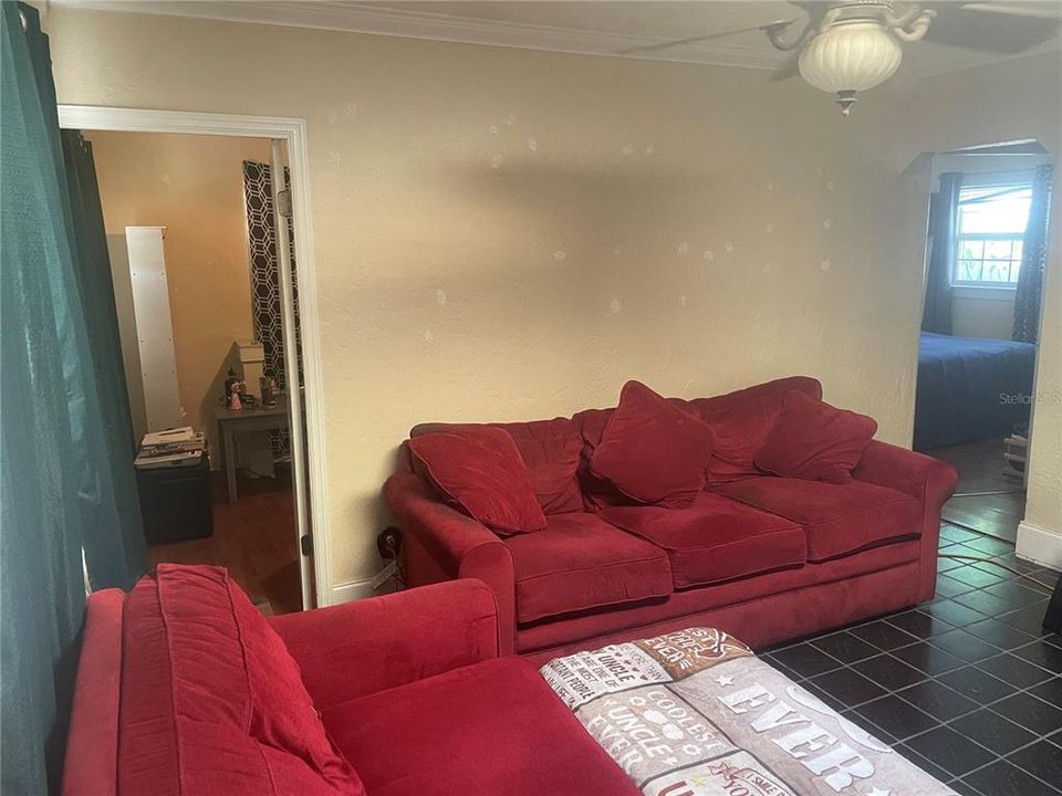 For Sale: $275,000 (3 beds, 1 baths, 898 Square Feet)