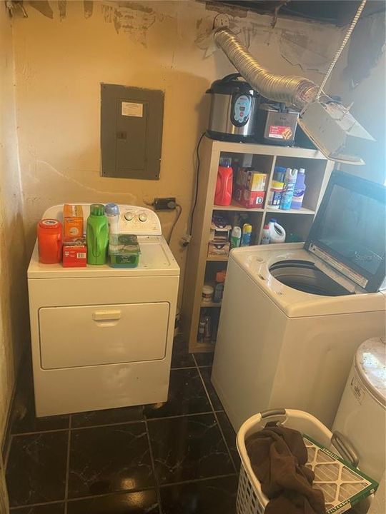 For Sale: $275,000 (3 beds, 1 baths, 898 Square Feet)