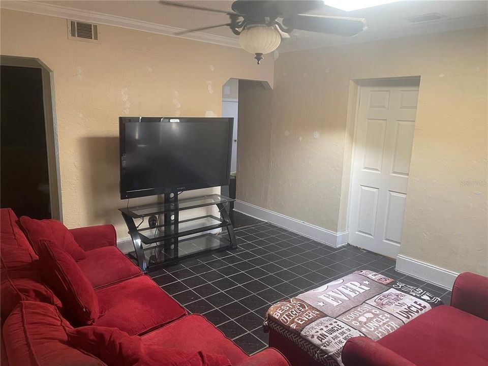 For Sale: $275,000 (3 beds, 1 baths, 898 Square Feet)