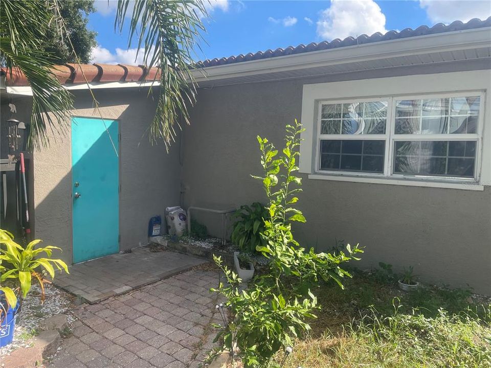 For Sale: $275,000 (3 beds, 1 baths, 898 Square Feet)