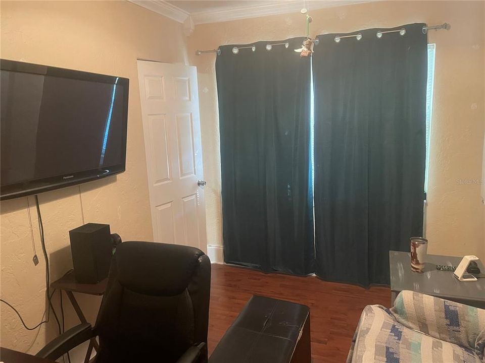 For Sale: $275,000 (3 beds, 1 baths, 898 Square Feet)