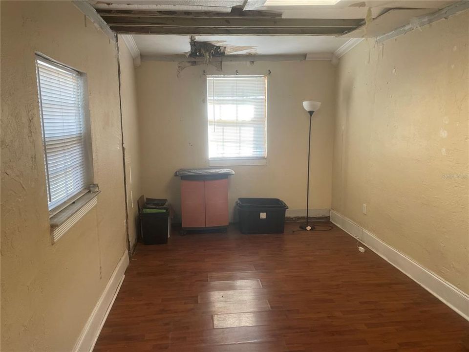 For Sale: $275,000 (3 beds, 1 baths, 898 Square Feet)