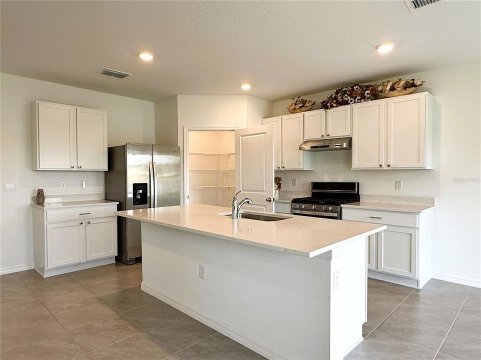 For Rent: $2,495 (5 beds, 3 baths, 2605 Square Feet)