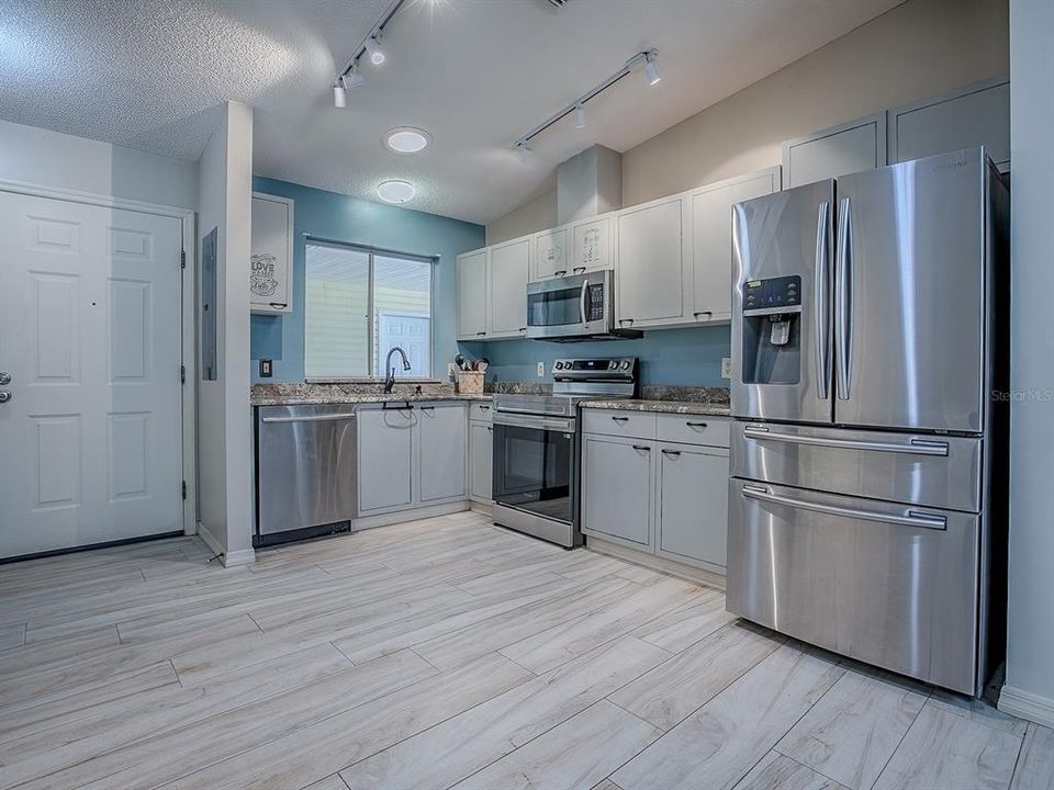 待售: $329,900 (2 贝兹, 2 浴室, 1332 平方英尺)