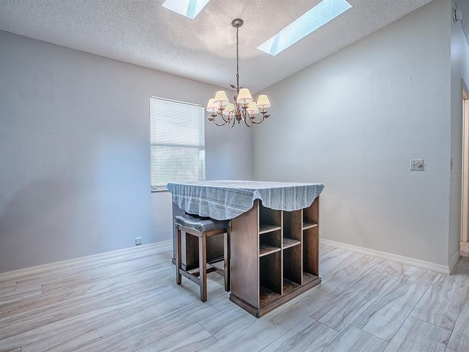 待售: $329,900 (2 贝兹, 2 浴室, 1332 平方英尺)