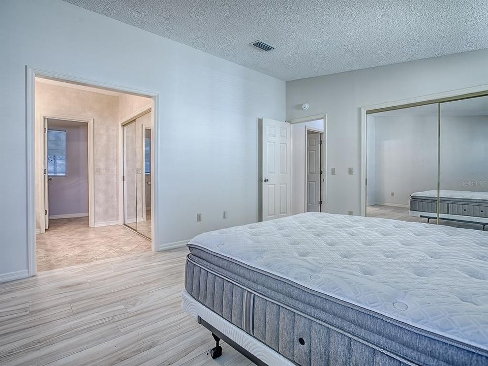 待售: $329,900 (2 贝兹, 2 浴室, 1332 平方英尺)