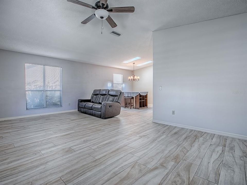 待售: $329,900 (2 贝兹, 2 浴室, 1332 平方英尺)