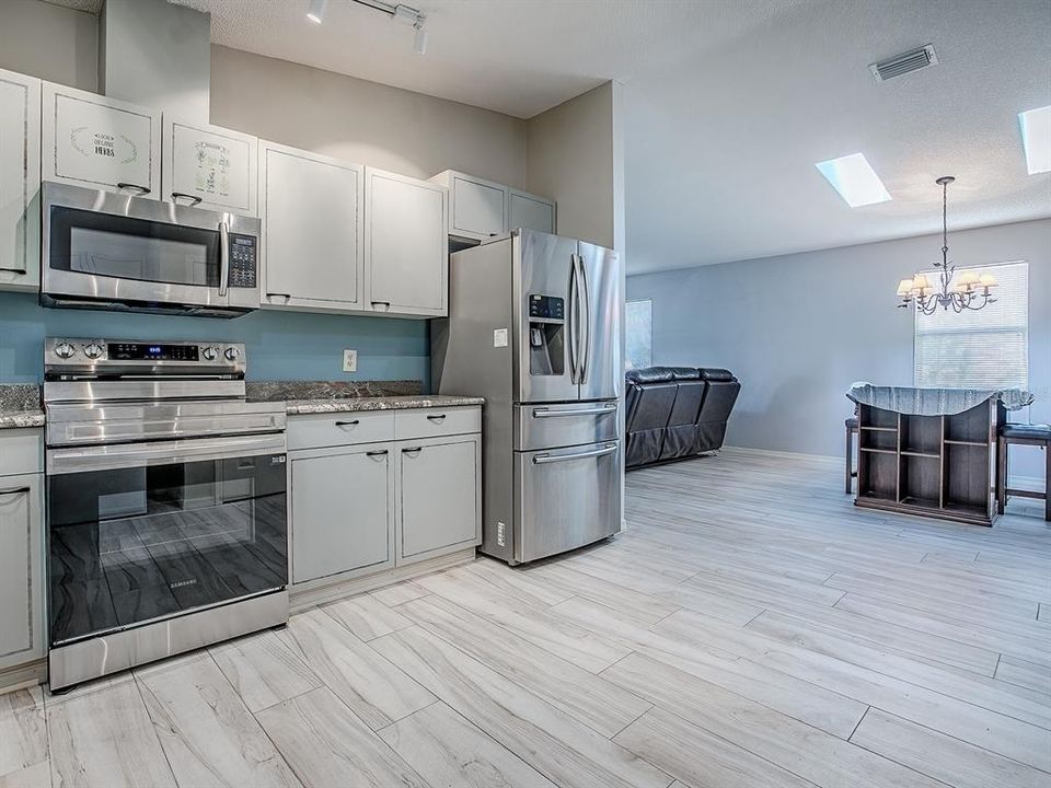 待售: $329,900 (2 贝兹, 2 浴室, 1332 平方英尺)