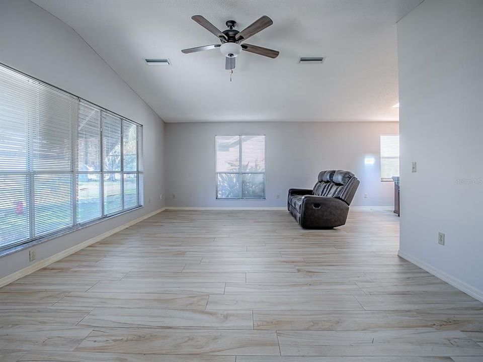 待售: $329,900 (2 贝兹, 2 浴室, 1332 平方英尺)