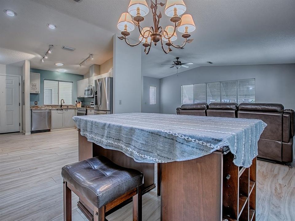 待售: $329,900 (2 贝兹, 2 浴室, 1332 平方英尺)