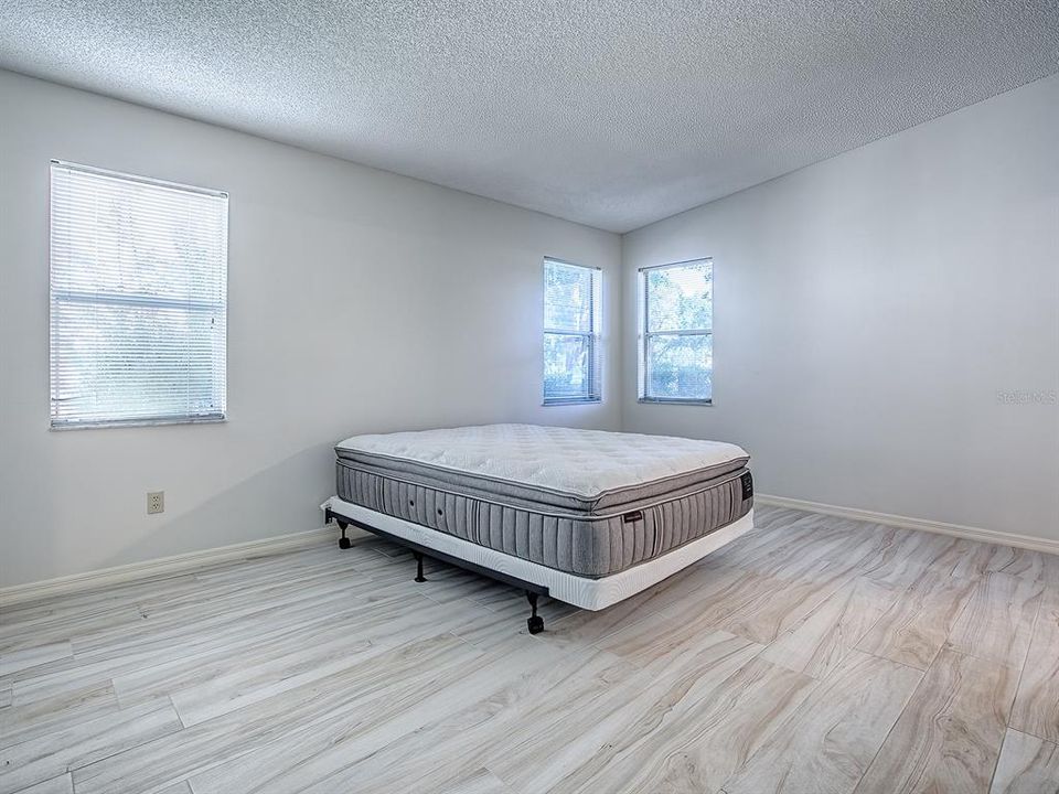 待售: $329,900 (2 贝兹, 2 浴室, 1332 平方英尺)