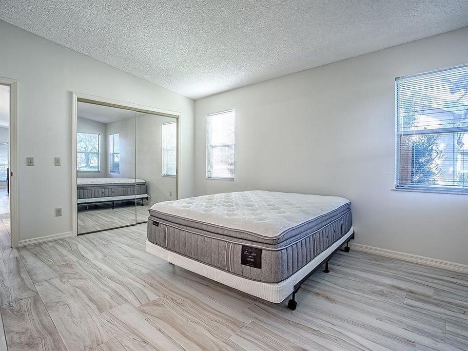 待售: $329,900 (2 贝兹, 2 浴室, 1332 平方英尺)