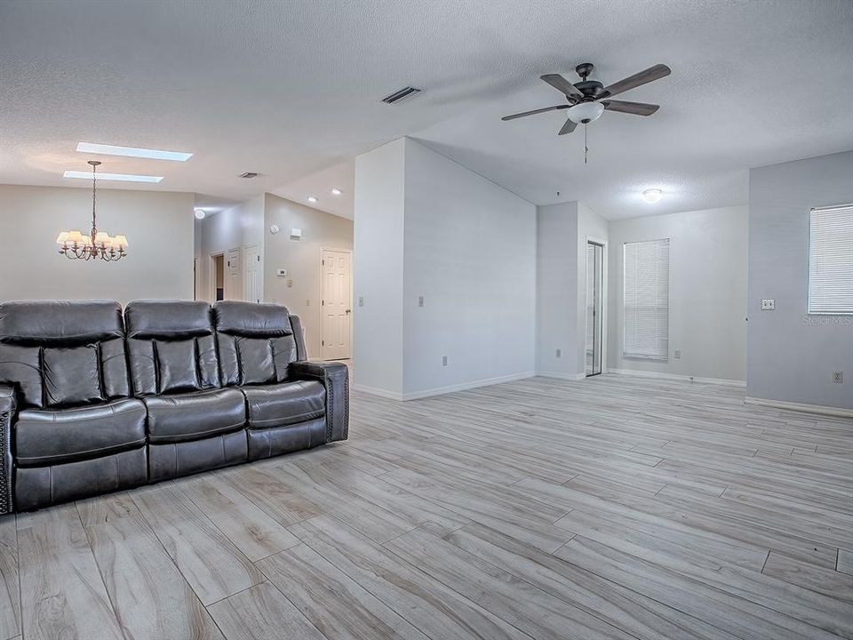 待售: $329,900 (2 贝兹, 2 浴室, 1332 平方英尺)