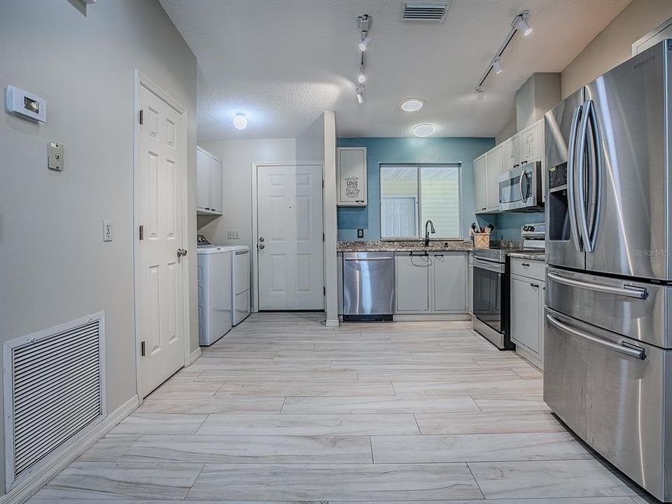 待售: $329,900 (2 贝兹, 2 浴室, 1332 平方英尺)