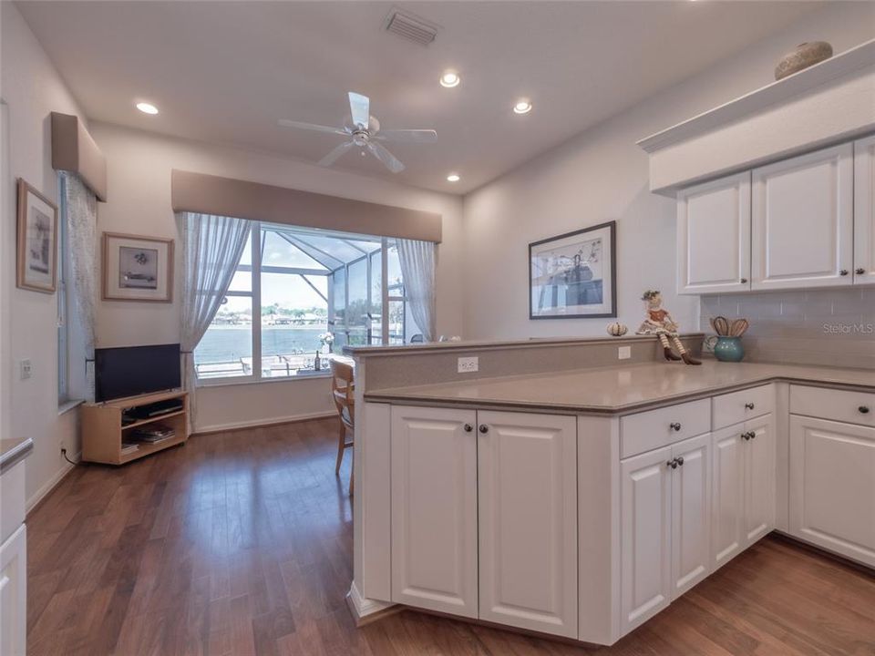 Под контрактом: $955,000 (3 спален, 2 ванн, 2546 Квадратных фут)