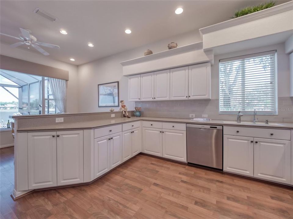 Под контрактом: $955,000 (3 спален, 2 ванн, 2546 Квадратных фут)