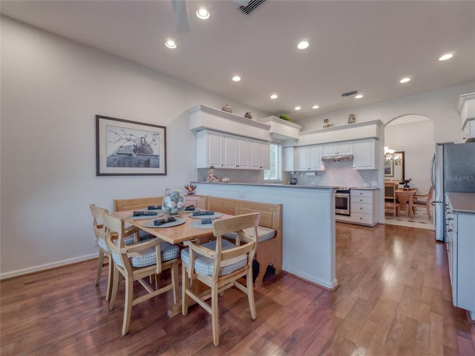 Под контрактом: $955,000 (3 спален, 2 ванн, 2546 Квадратных фут)