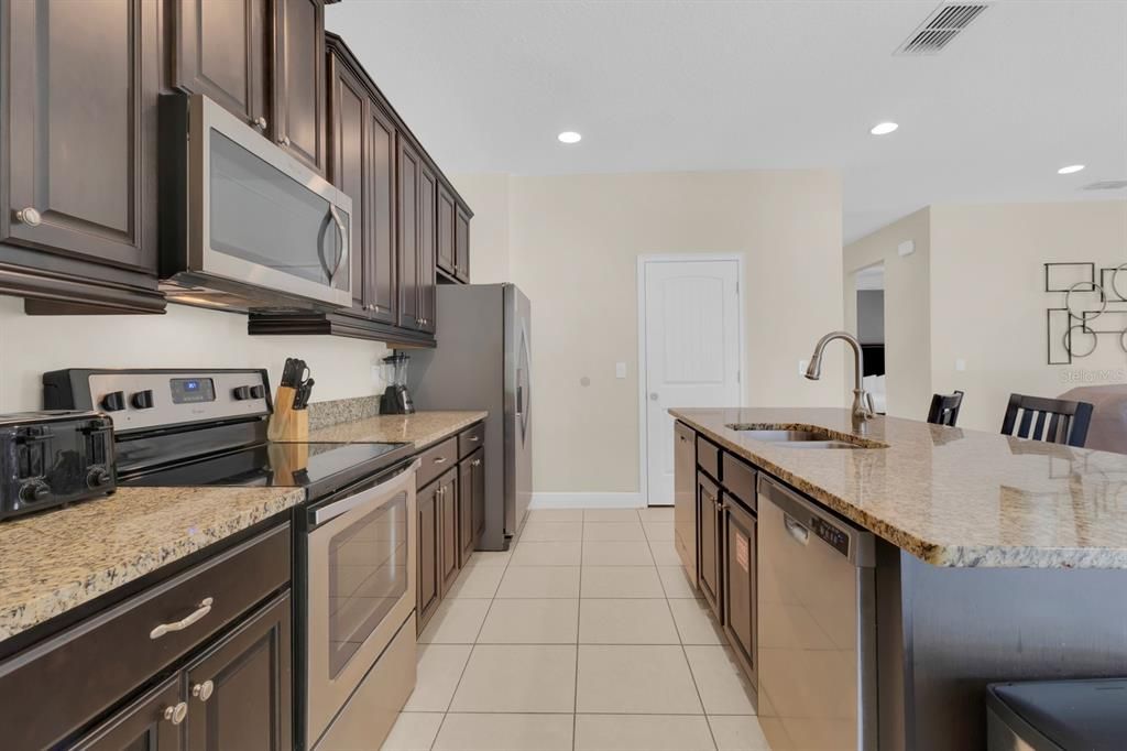 For Rent: $4,000 (6 beds, 6 baths, 2831 Square Feet)