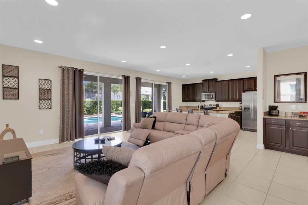 For Rent: $4,000 (6 beds, 6 baths, 2831 Square Feet)