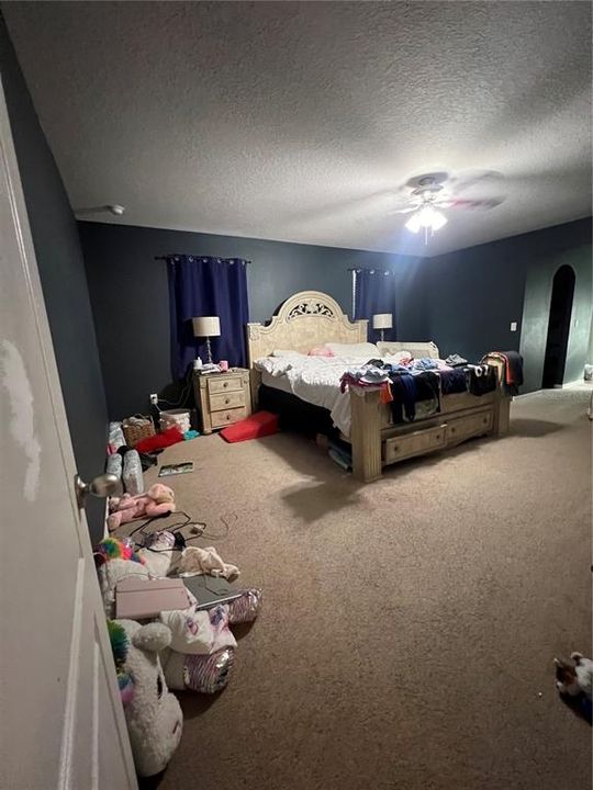 合同活跃: $310,000 (4 贝兹, 2 浴室, 2785 平方英尺)