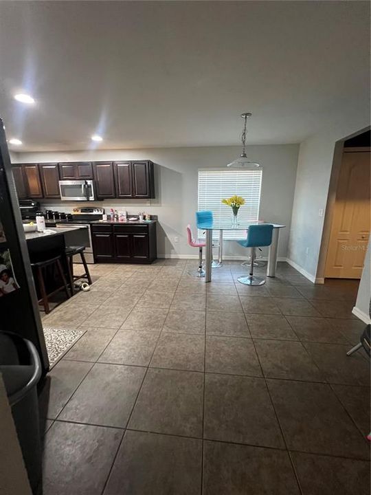 合同活跃: $310,000 (4 贝兹, 2 浴室, 2785 平方英尺)