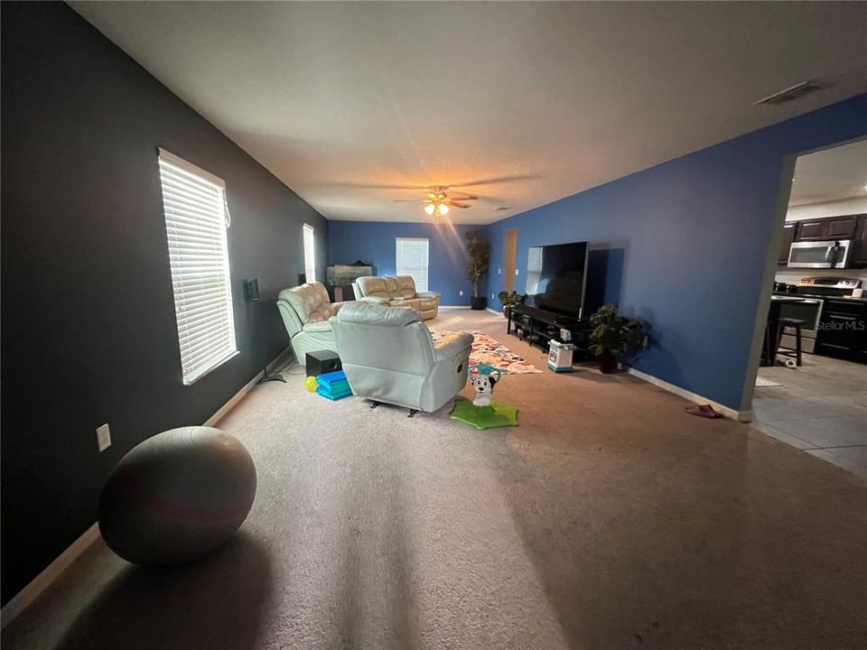 合同活跃: $310,000 (4 贝兹, 2 浴室, 2785 平方英尺)